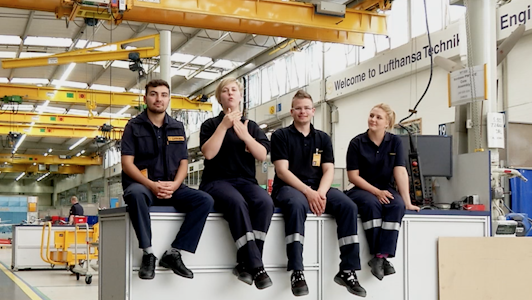 Ausbildung Werkzeugmechaniker:innen für Gehörlose bei Lufthansa Technik